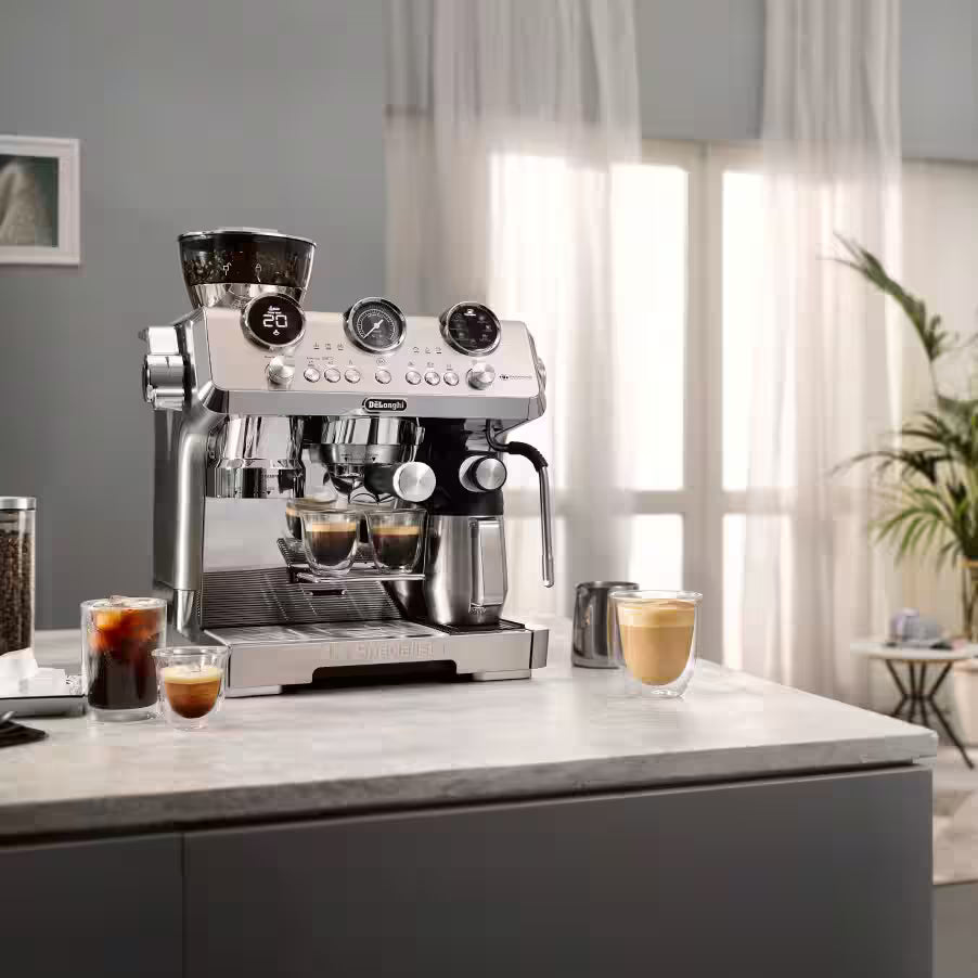 De'Longhi La Specialista Maestro EC9885.M with coffee drinks