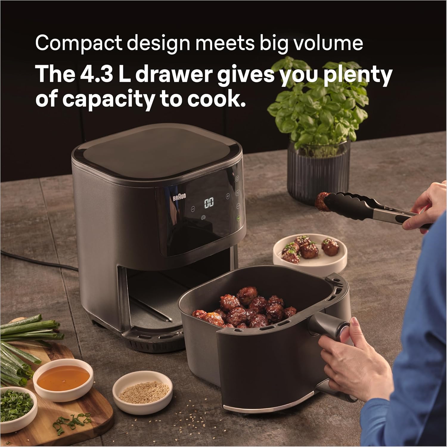 Braun MultiFry 4.3L HF3030 air fryer basket detail